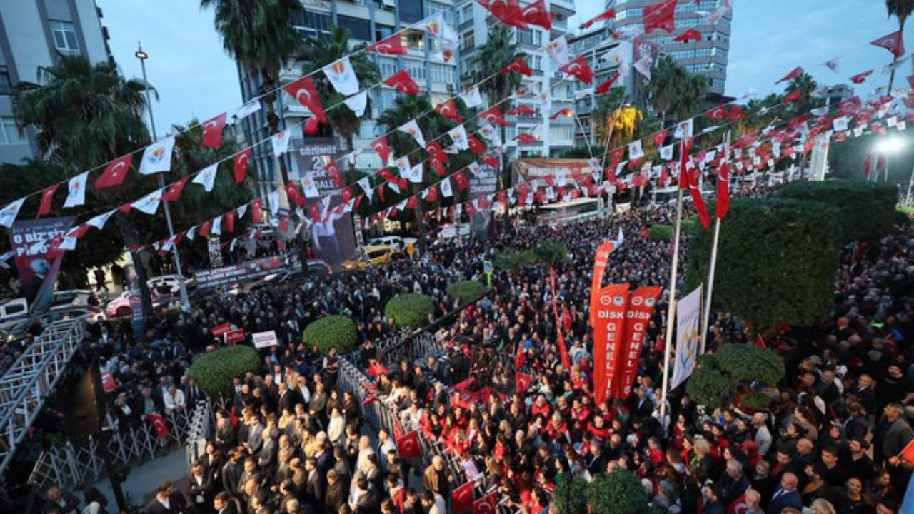 Adana Büyükşehir Belediye Başkanı Karalar'ın tutukluluğunun 150'nci gününde Adanalılar sokağa çıktı