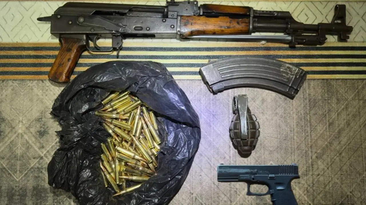 Evde kalaşnikof piyade tüfeği ile el bombası ele geçirildi: 4 tutuklama