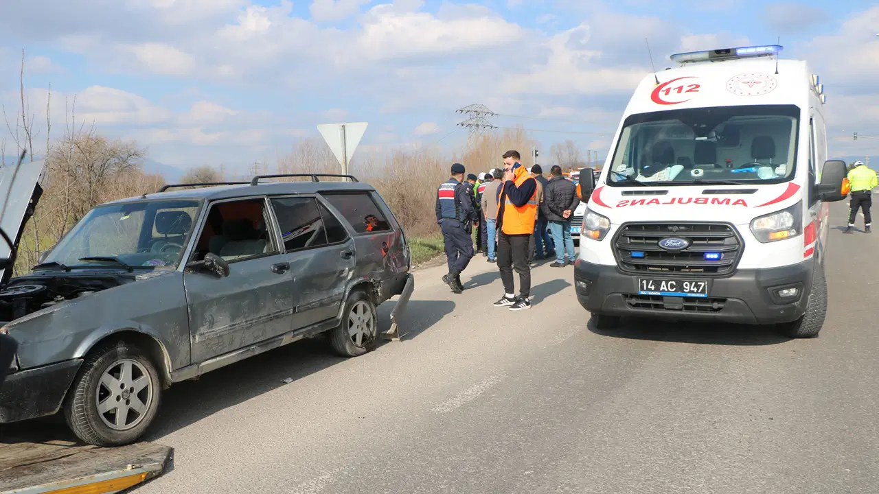 Bolu'da feci kaza... Hafriyat kamyonu otomobile çarptı: Yaralılar var!