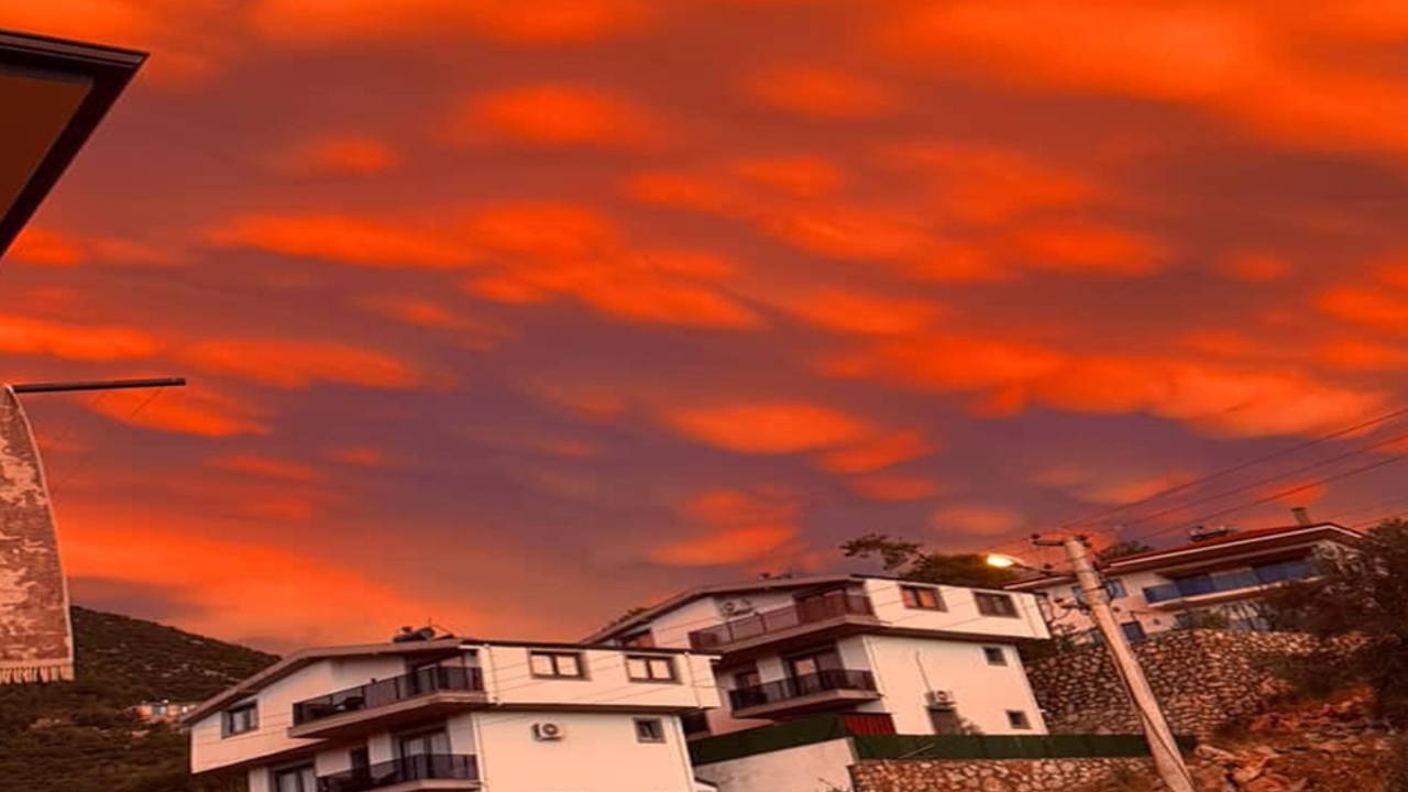 Fethiye semalarında görsel şölen: 'Mammatus Bulutları' gökyüzünü kapladı