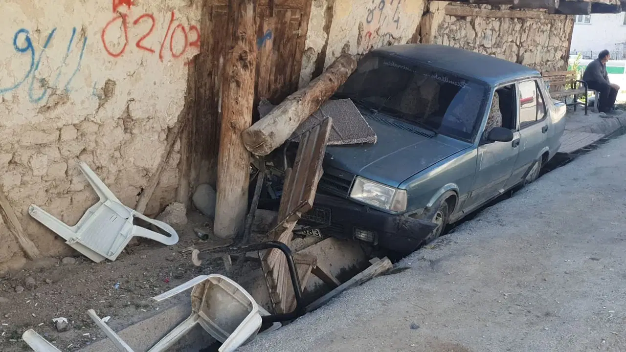 Bankta otururken otomobil çarpan kişi öldü