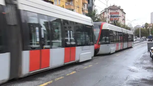 Güngören'de tramvay ve ticari minibüs çarpıştı; yaralılar var