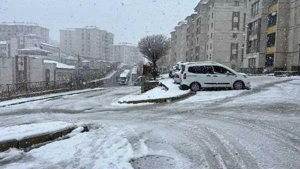 Nisan ayının ortasında yoğun kar yağışı: Yüksekova beyaza büründü