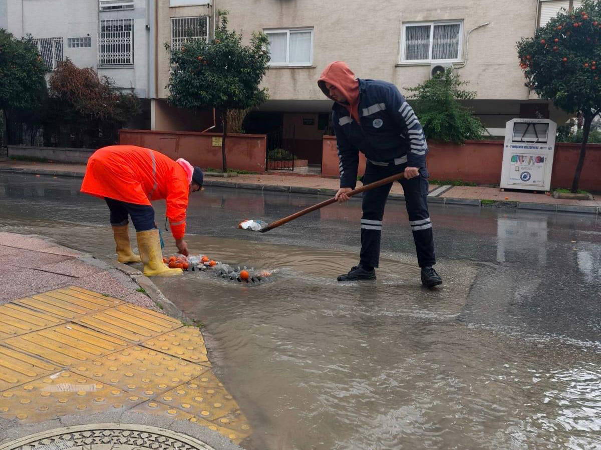 Yenişehir Belediyesi yağışa karşı sahada