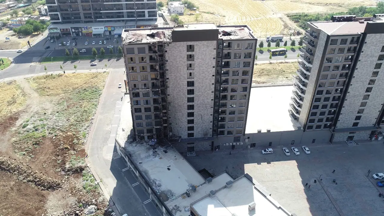 Soruşturma başlatıldı: Plazadaki yangının boyutu, gün ağarınca ortaya çıktı