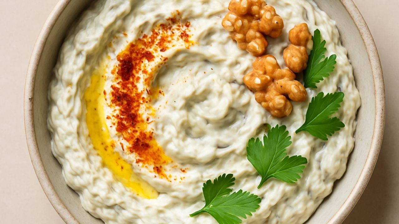 Sofraların yeni yıldızı: Yoğurtlu patlıcanlı meze tarifi
