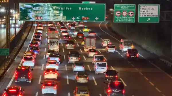 İstanbul'da bayram tatili hareketliliği: Bazı yollarda trafik yoğunluğu oluştu