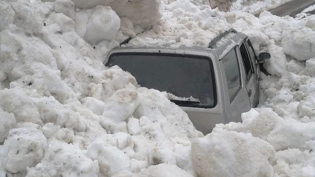 Aracın üzerine çığ düştü...