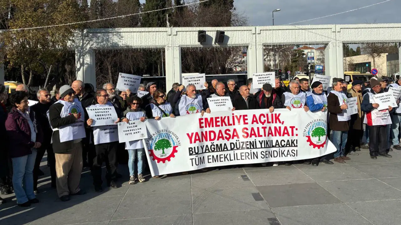Emekliler Bakırköy'de buluştu: "1062 lira ile açlığı gizleyemezsiniz"