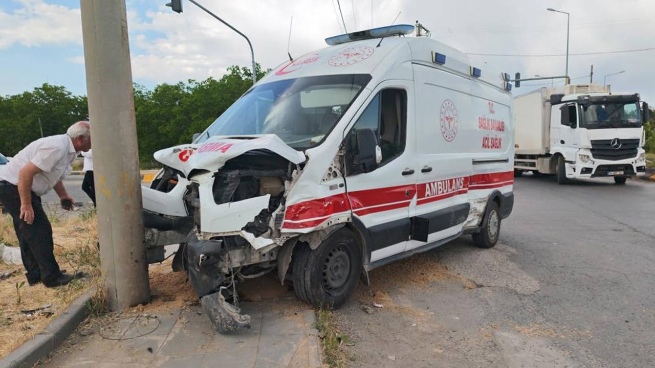 Bitlis'te Ambulans ile Otomobil Çarpıştı: 10 Yaralı