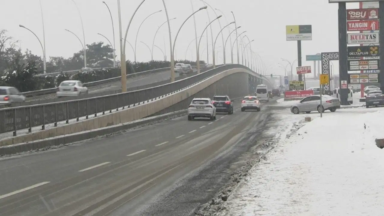 Diyarbakır’da yoğun kar yağışı: Uçuşlar iptal edildi, otobüs seferleri durduruldu