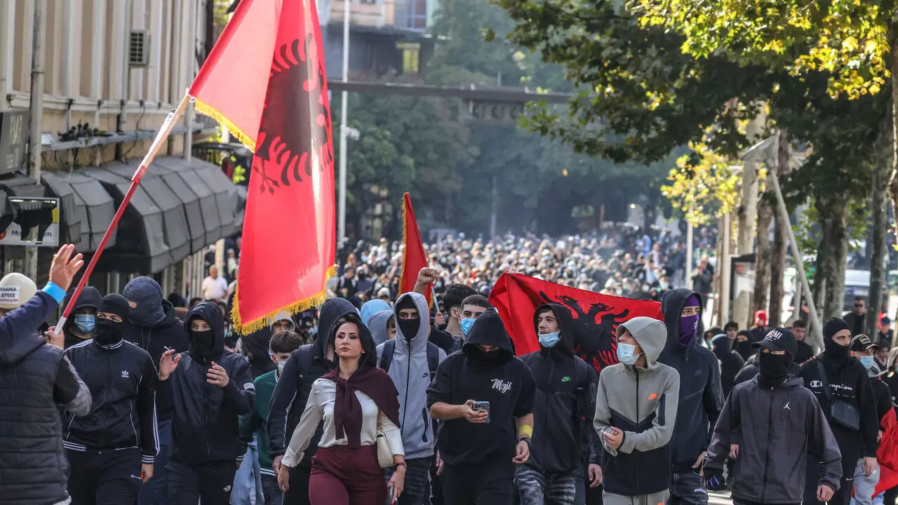 Arnavutluk'ta hükümet karşıtı protestolar büyüyor: Polis ile göstericiler çatıştı