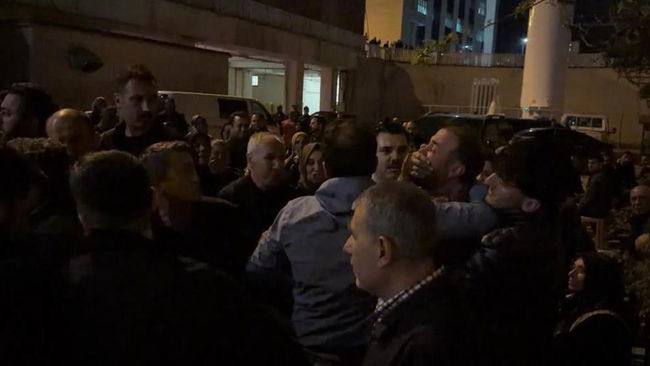 Korumalarından gazetecilere müdahale!