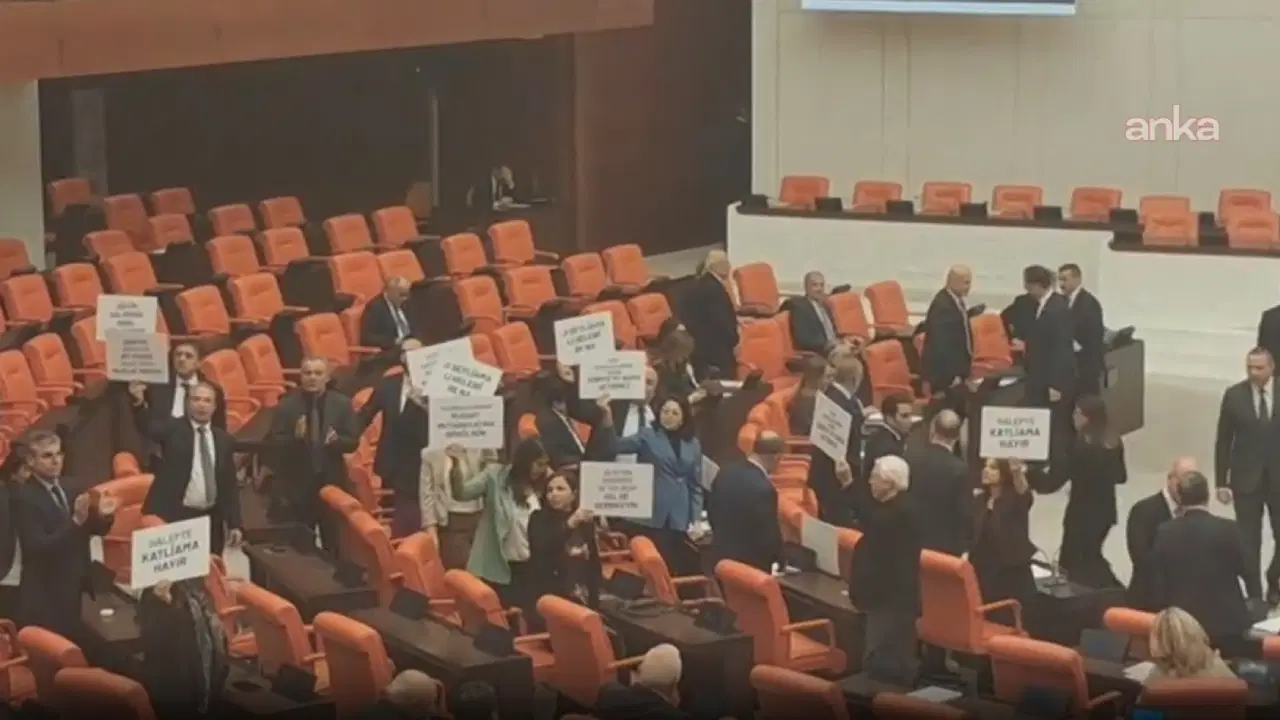 DEM Parti'liler Halep'teki çatışmayı protesto etti