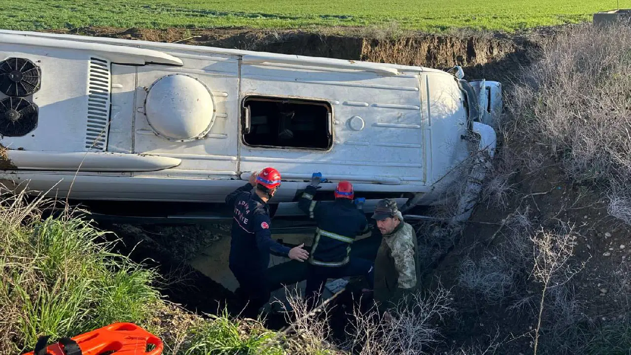 Adana'da öğrenci servisi dereye düştü: 9 kişi yaralandı, ikisinin durumu ağır!