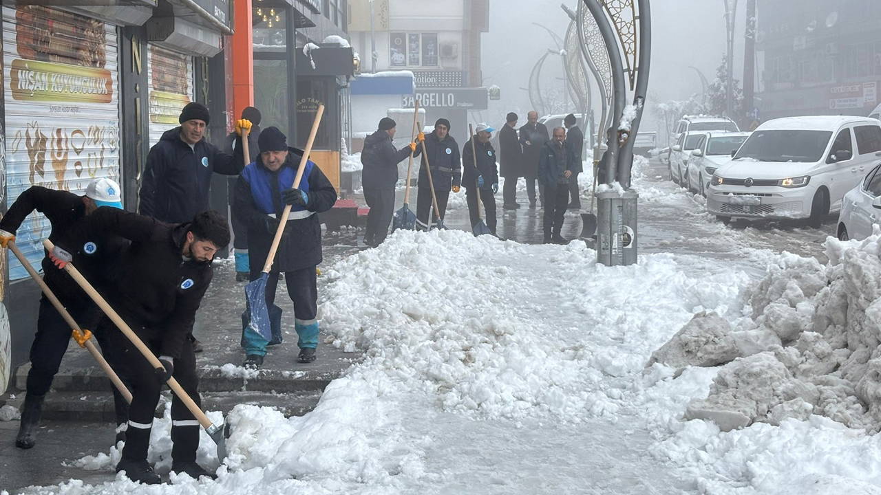 Hakkari'de 82 yerleşim yerinin yolu ulaşıma kapandı