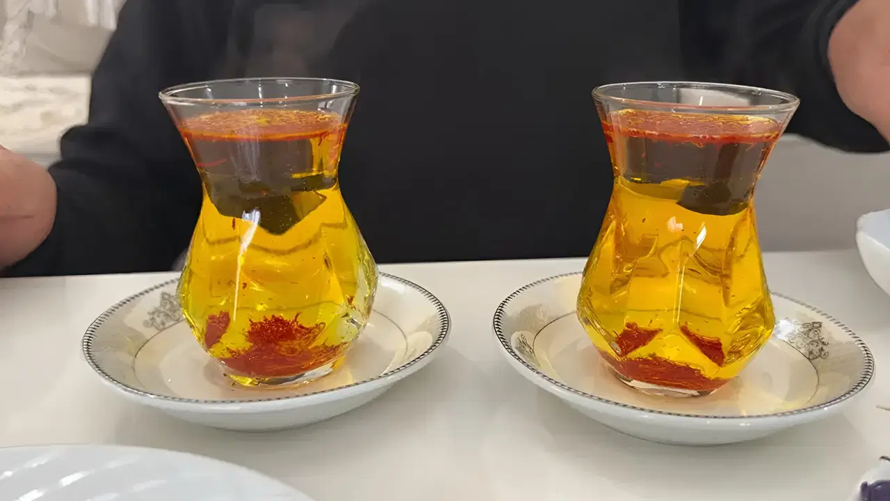 'Boşuna uğraşma' demişlerdi... Dünyanın 'en pahalısını' evinde üretti: Şimdi kendi elleriyle topluyor