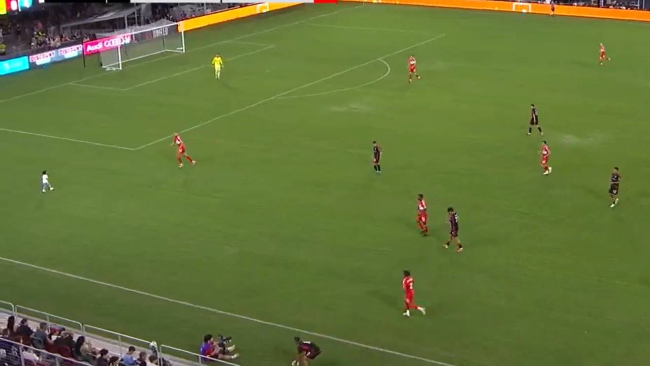 8 gollü maçta ilginç an: Sahaya bebek girdi! 