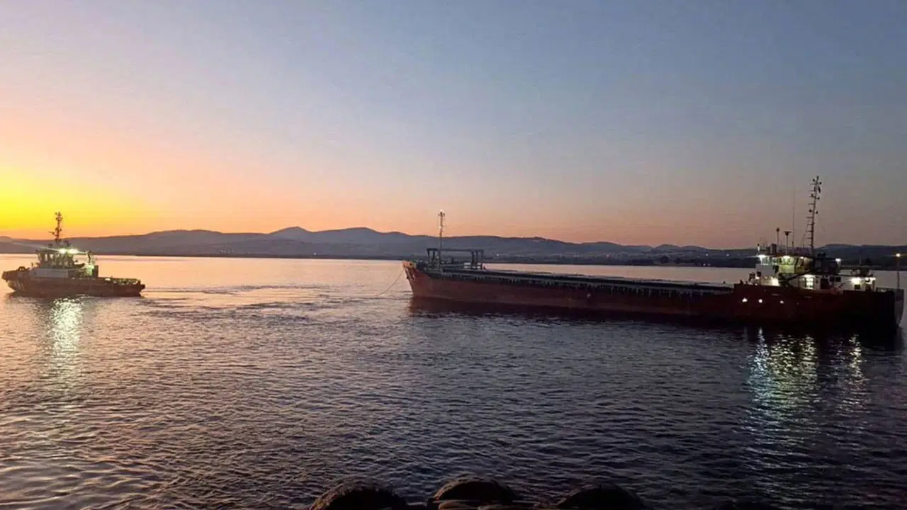Çanakkale Boğazı'nda arızalanan gemi kurtarıldı