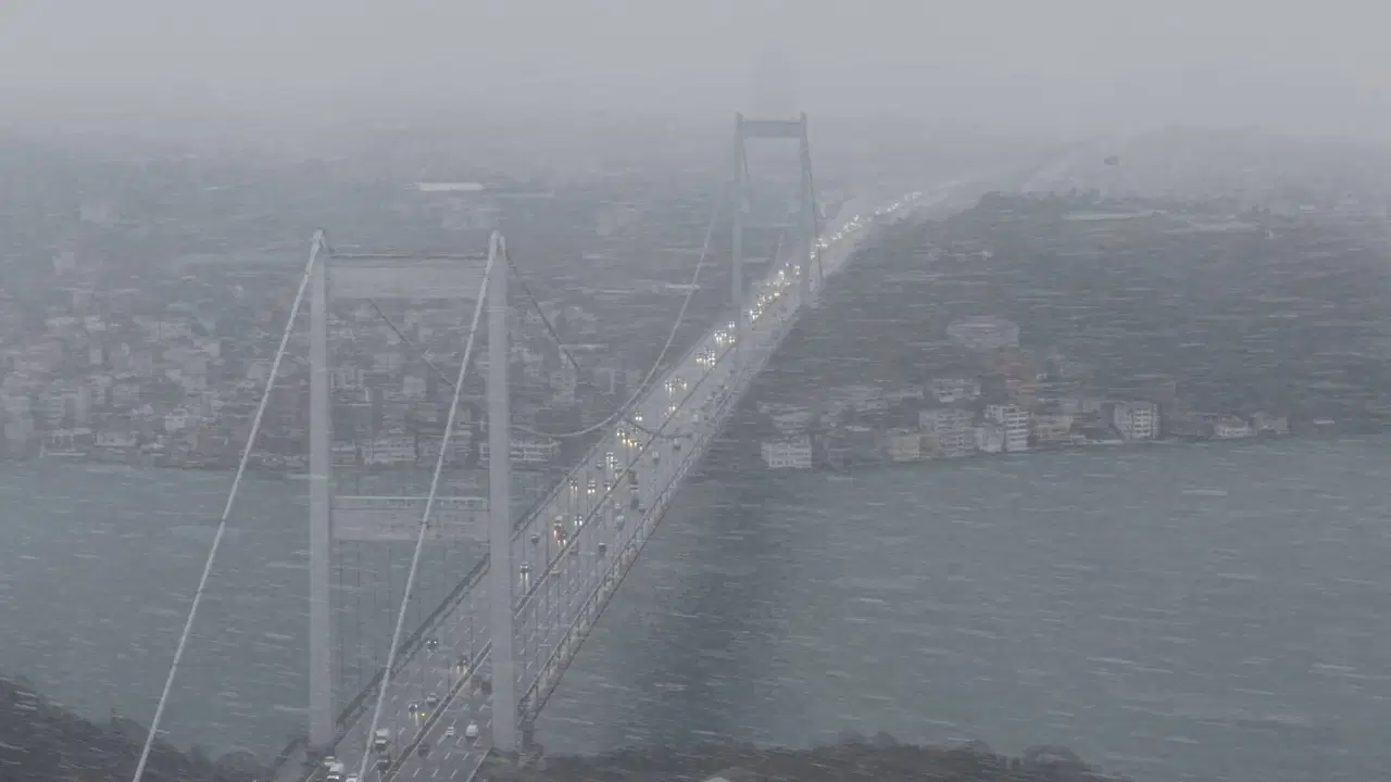 Fatih Sultan Mehmet Köprüsü'nde kar yağışı havadan görüntülendi