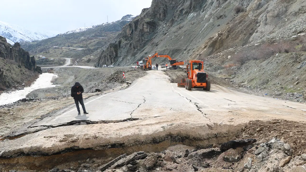 Hakkari-Van karayolunda heyelan: Ulaşım kontrollü sağlanıyor