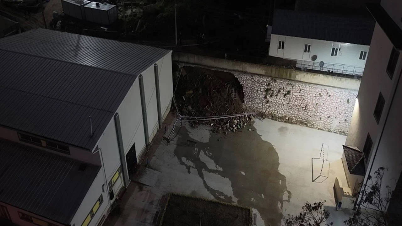 İzmit’te okul bahçesine istinat duvarı çöktü