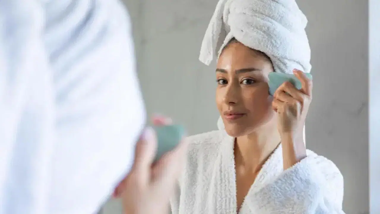 Buz banyosu, gua sha, kafein kremleri: Yüz şişkinliğini indirmek mümkün mü?