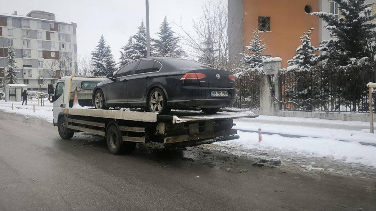 DEM Partili belediye başkanının resmi aracına haciz