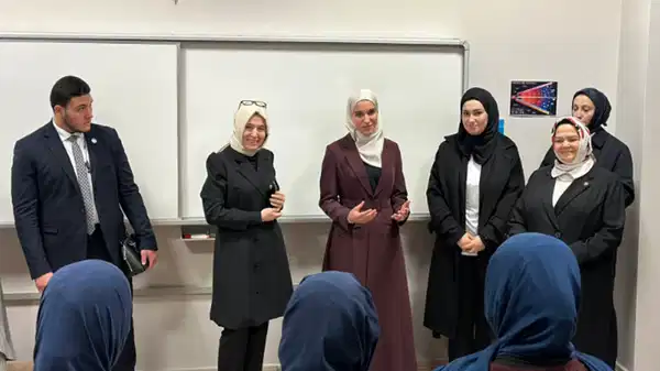 Şara'nın eşinden Kadıköy İmam Hatip Lisesi'ne ziyaret