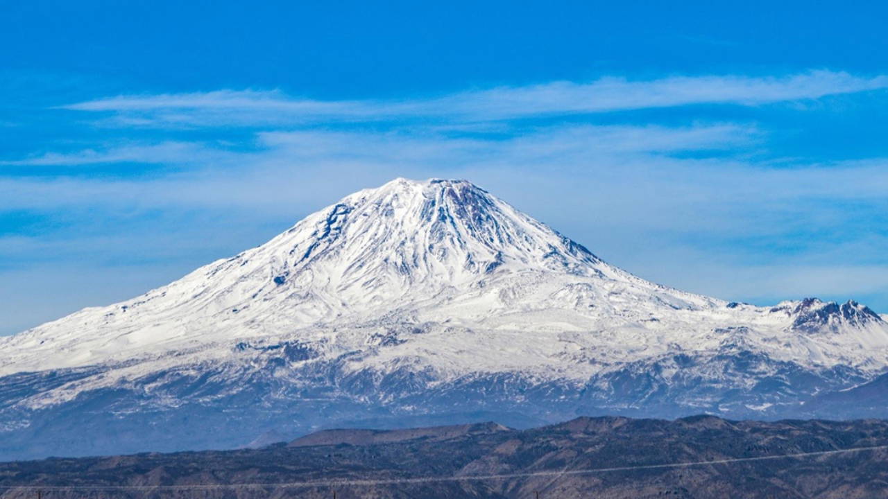 Küresel ısınmanın etkisiyle Ağrı Dağı'nın zirvesindeki buzullar küçülüyor