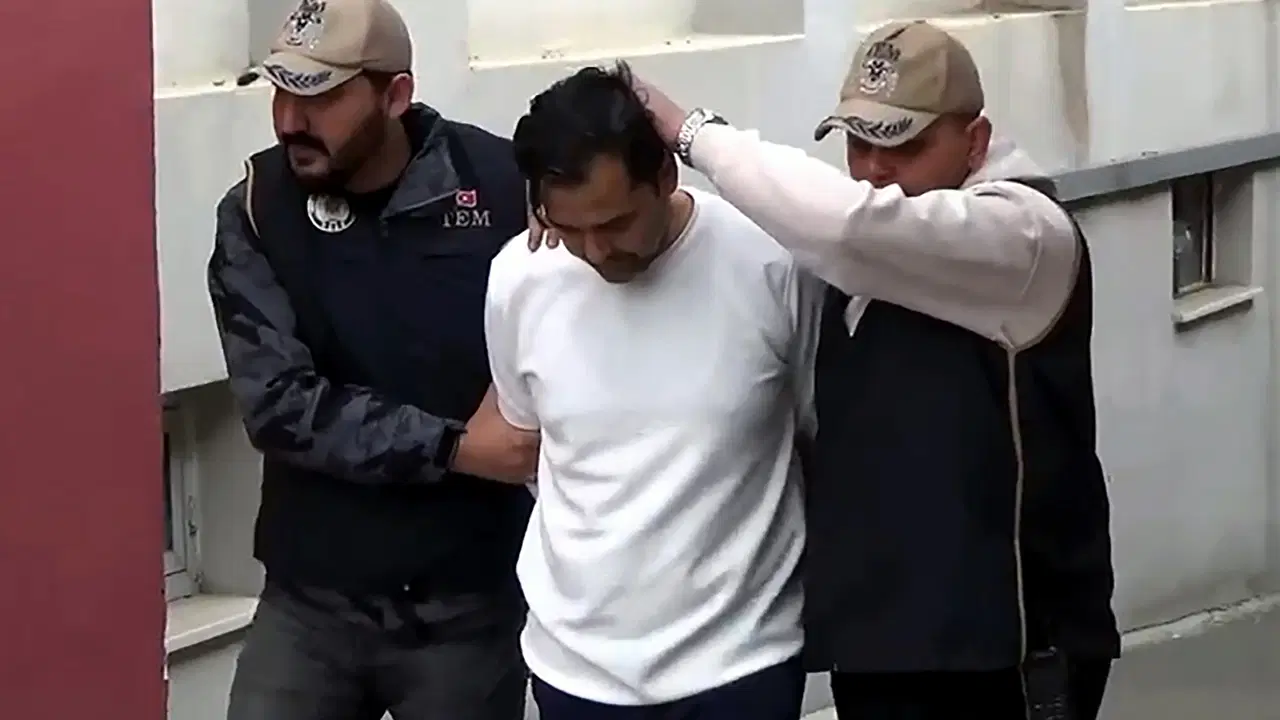 Adana'da operasyon: Firari FETÖ hükümlüsü, saklandığı evde yakalandı