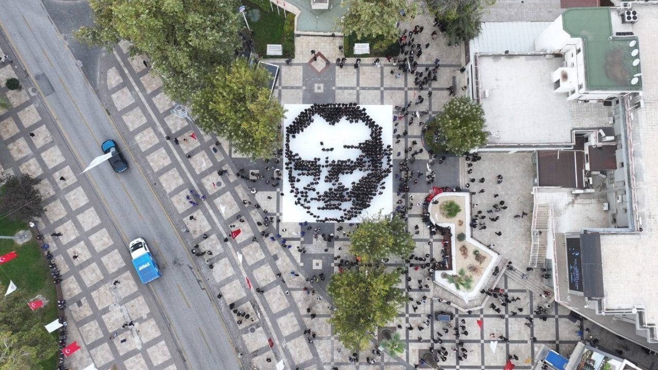 Binlerce kişi Atatürk için yürüdü