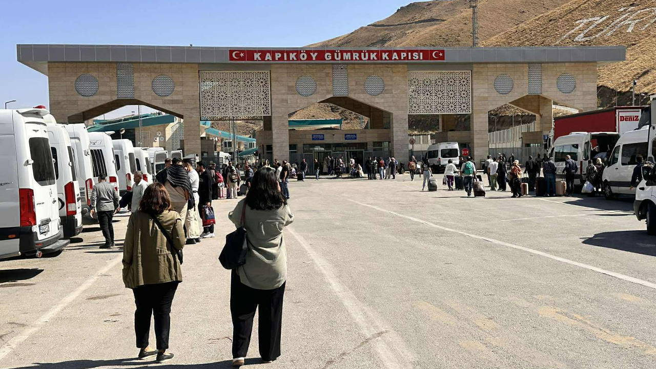 Van'daki Kapıköy Sınır Kapısı'nda tesisler tamamlanmadı, bölge halkı mağdur oldu: 'Günde 3 bin kişi geçiyor ama lavabo yok'