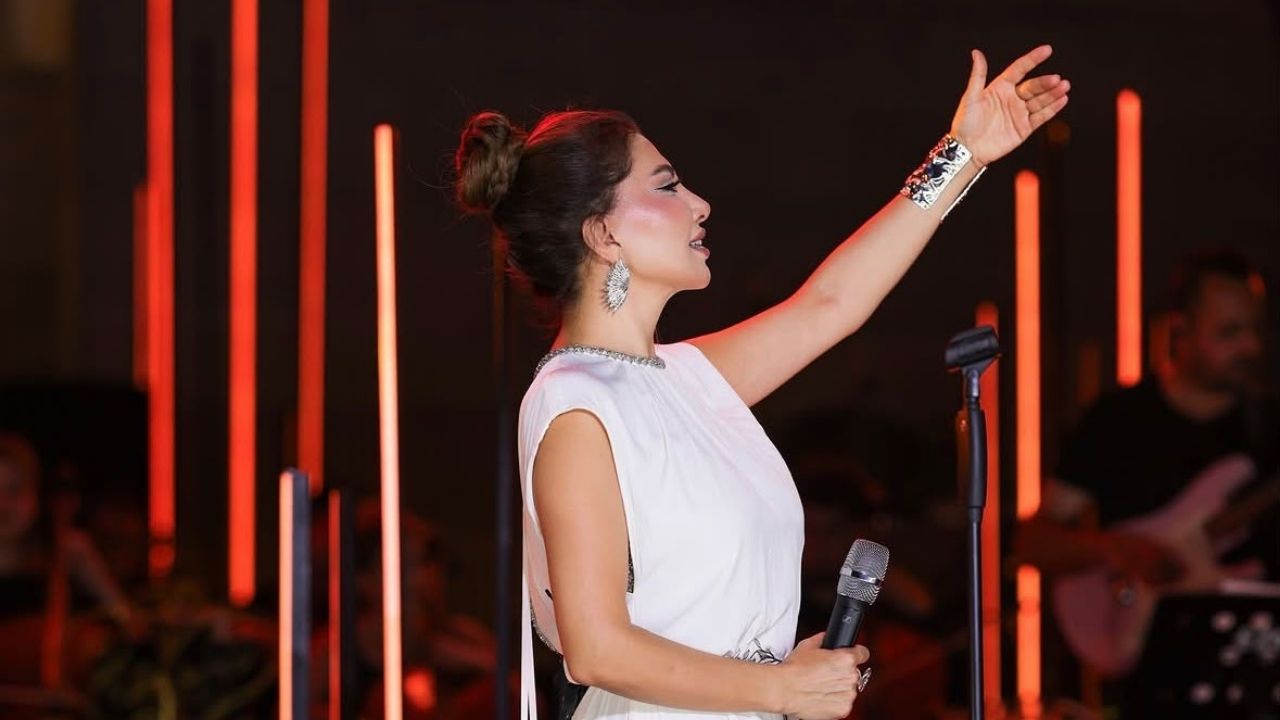 Biletleri günler öncesinden tükendi: Ebru Yaşar İzmirli müzikseverlerle buluştu
