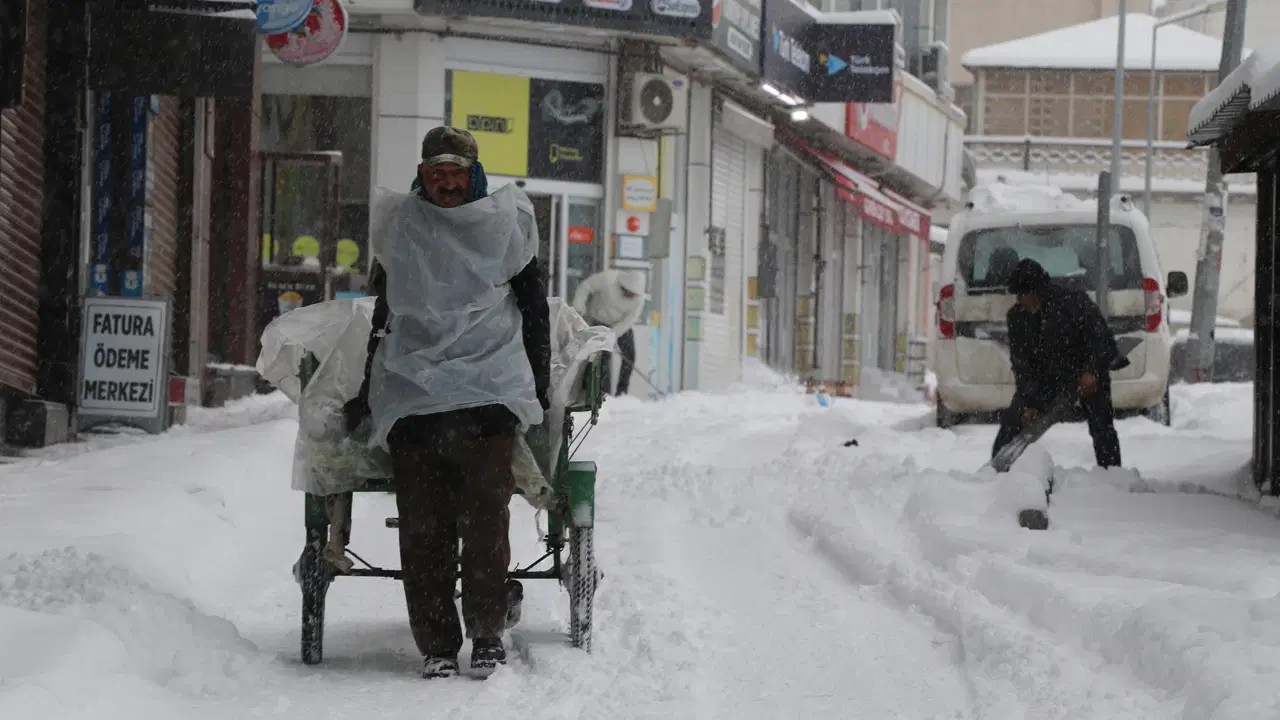 Van'da 287 yerleşim yeri ulaşıma kapandı: Kar kalınlığı 30 santime ulaştı