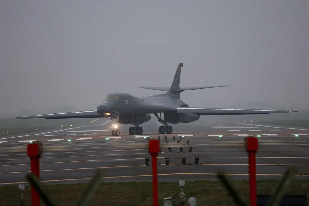 ABD bombardıman uçağı İngiltere’ye indi