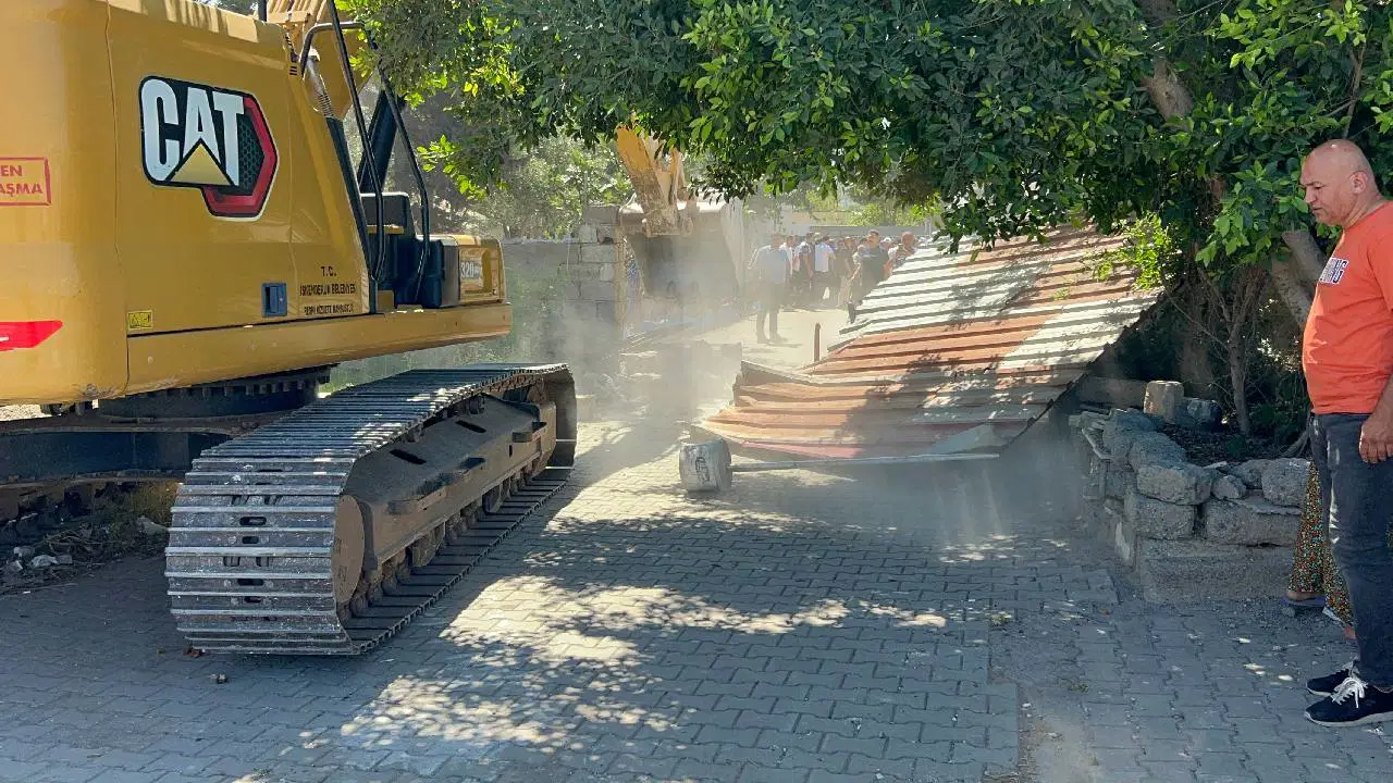 Hatay'da kaçak yapı yıkımında gerginlik: Yaralı ve gözaltılar var!