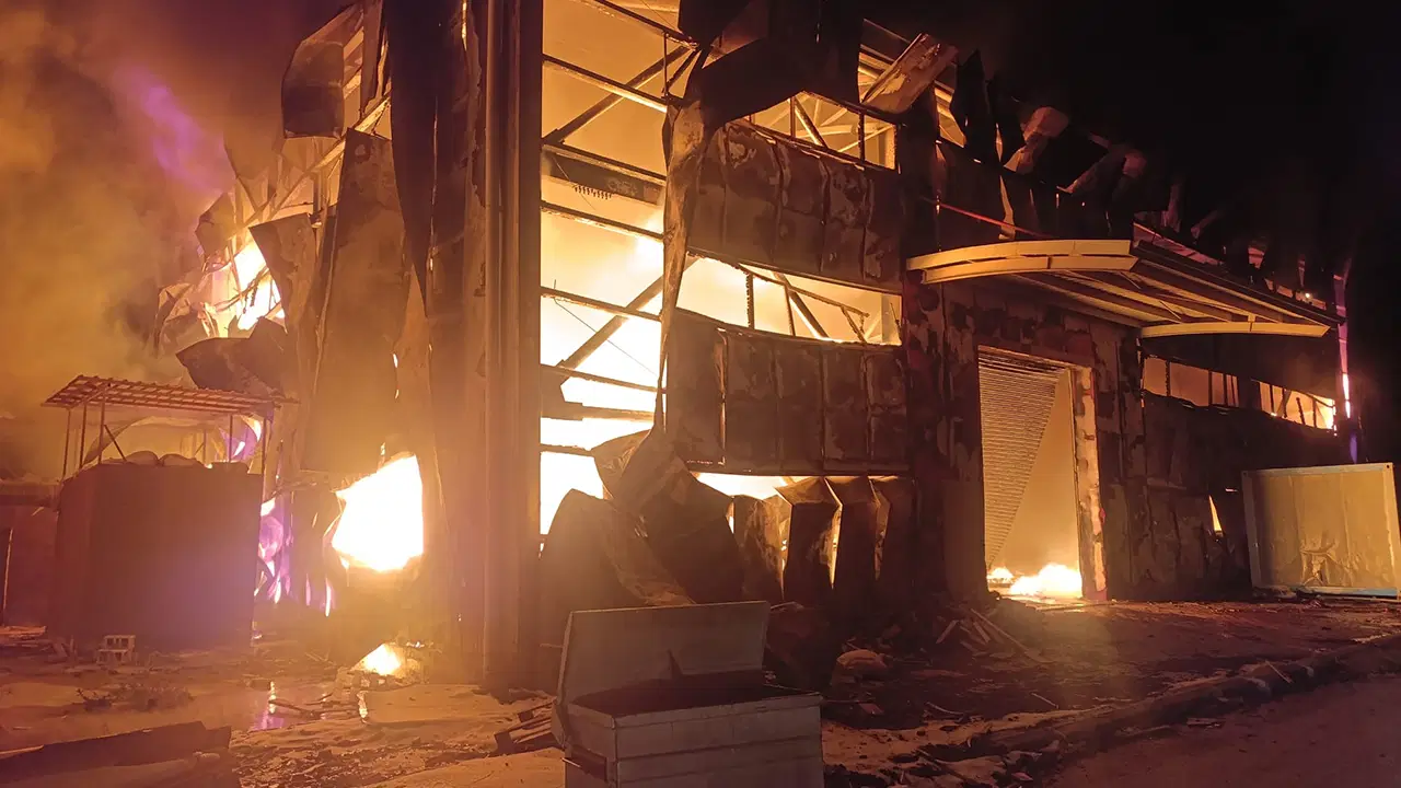 Hatay'da faciadan dönüldü: Sünger deposu alev alev yandı!