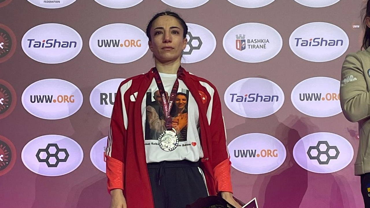 Milli güreşçi Evin Demirhan Yavuz'dan gümüş madalya