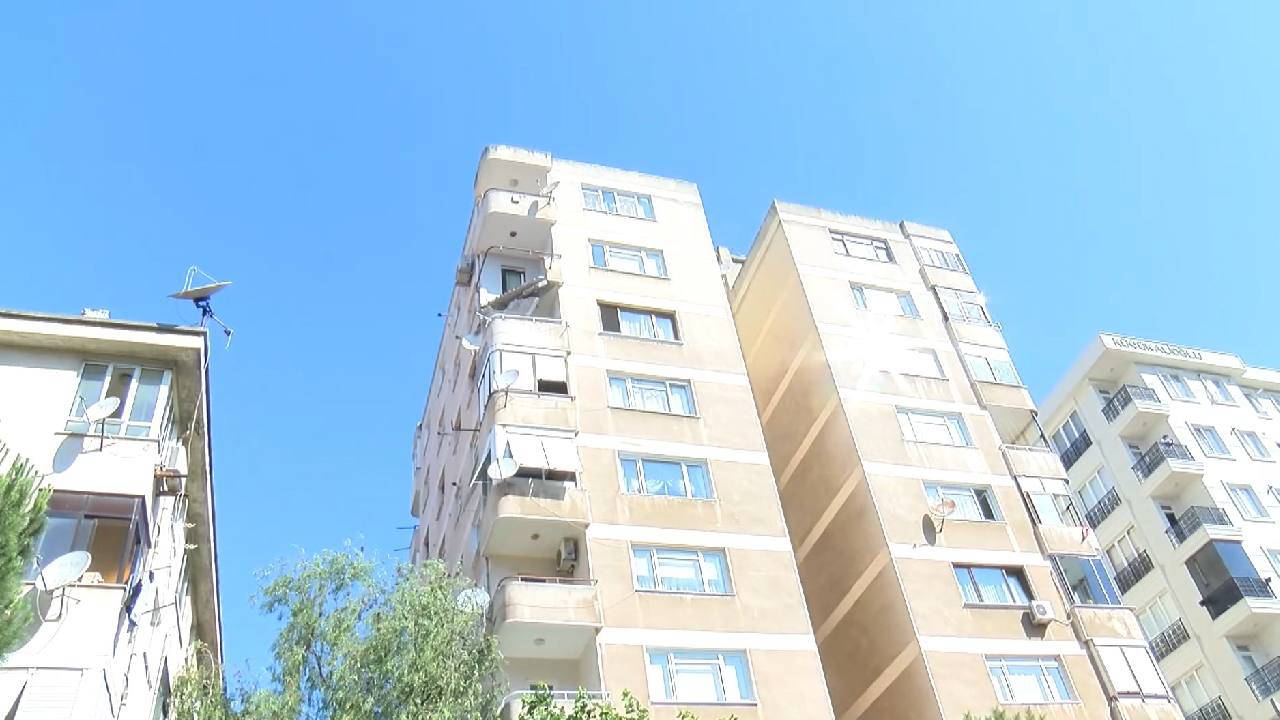 İstanbul'da 9 katlı binada balkon çöktü!