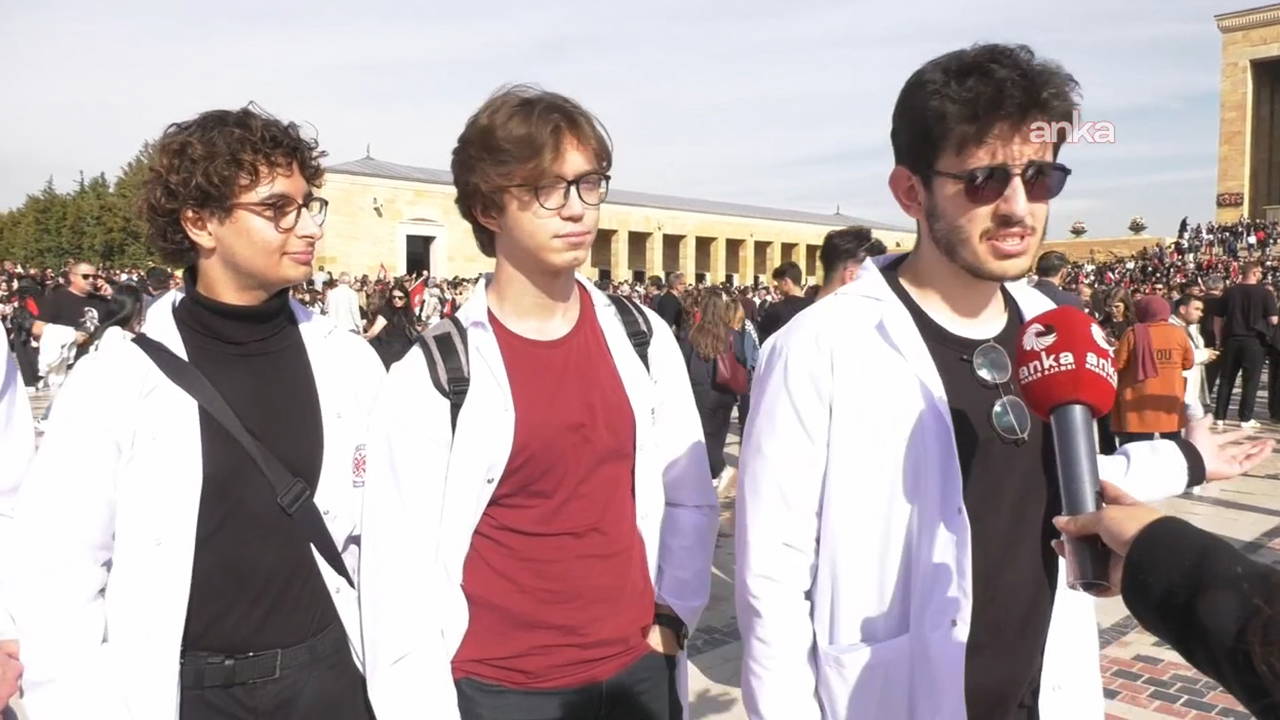Anıtkabir'i ziyaret eden üniversiteliler: 'Atamızın bize açtığı yolda yürüyeceğiz'