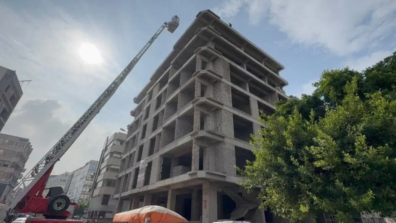 Hatay'da intihar girişimi: 7 katlı binaya çıkan genç 2 saatte ikna edildi