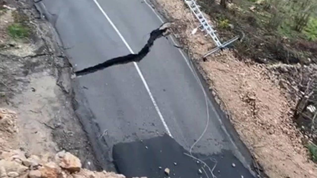 Heyelan sonrası yolun zemini kaydı: Ulaşıma kapatıldı