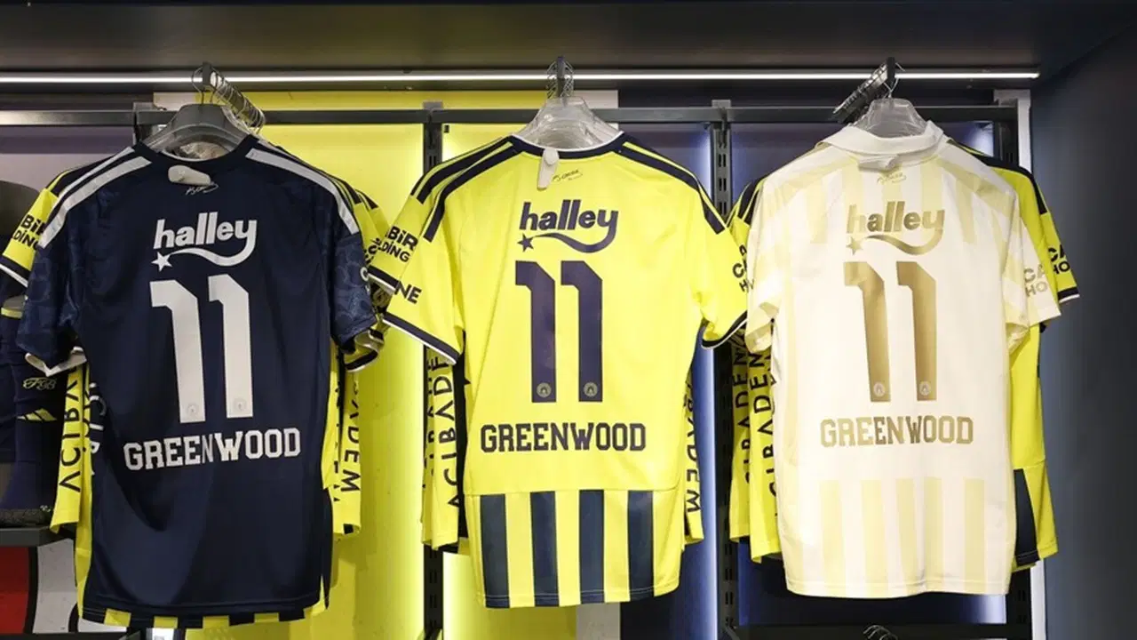Fenerbahçe'de yeni transferlerin formaları satışa çıktı