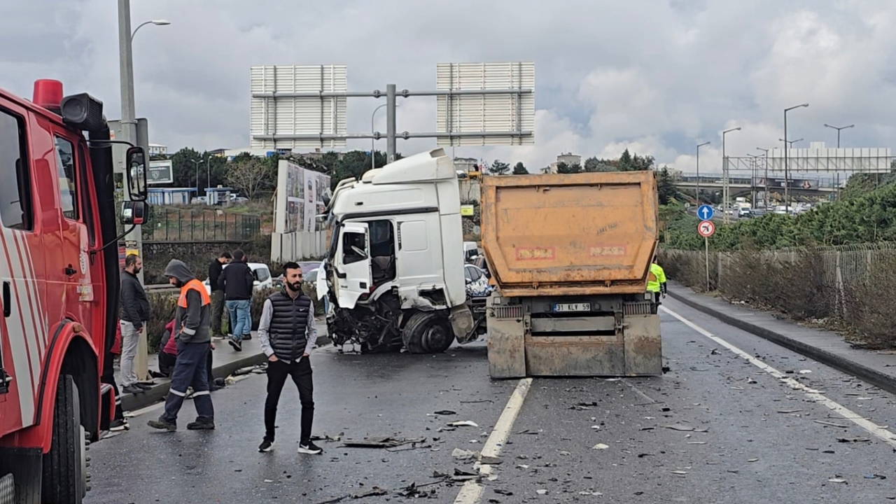İstanbul'da feci kaza: Hafriyat kamyonuna çarpan sürücü can verdi