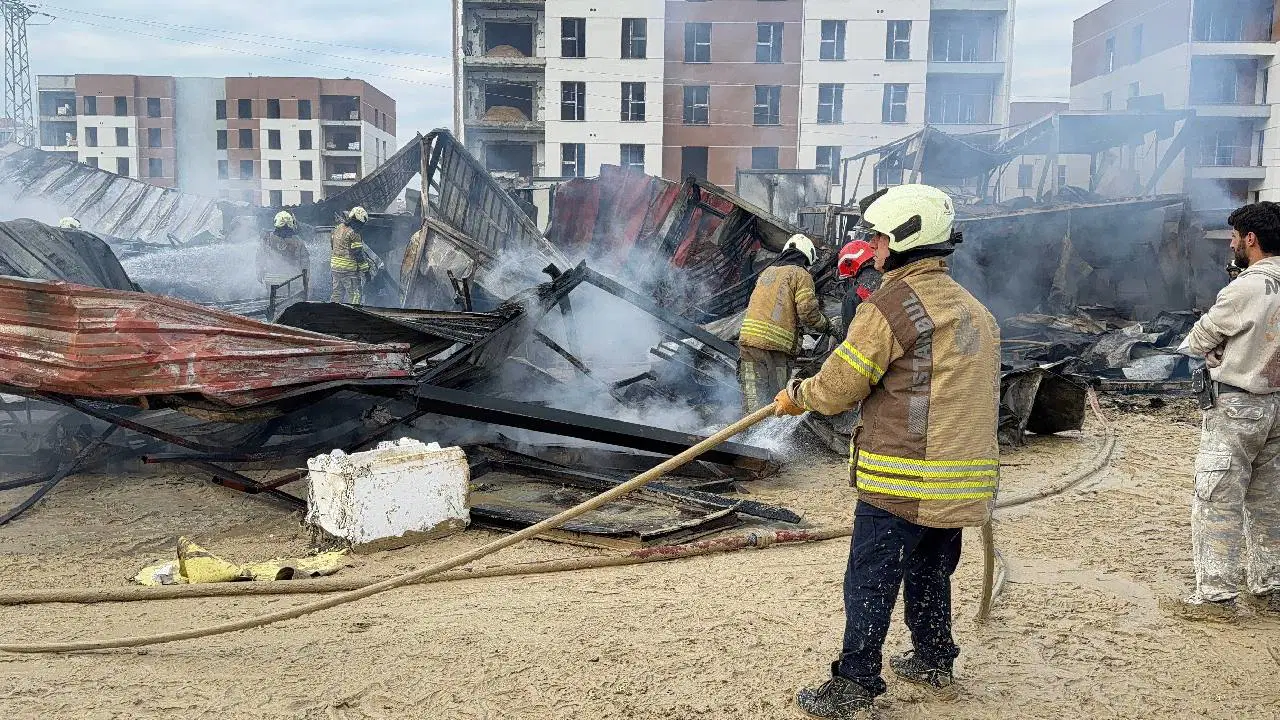 İstanbul'da toplu konut şantiyesinde yangın!