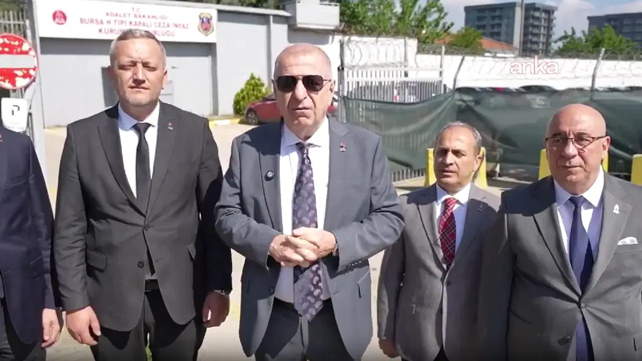 Ümit Özdağ, Mustafa Bozbey'i cezaevinde ziyaret etti