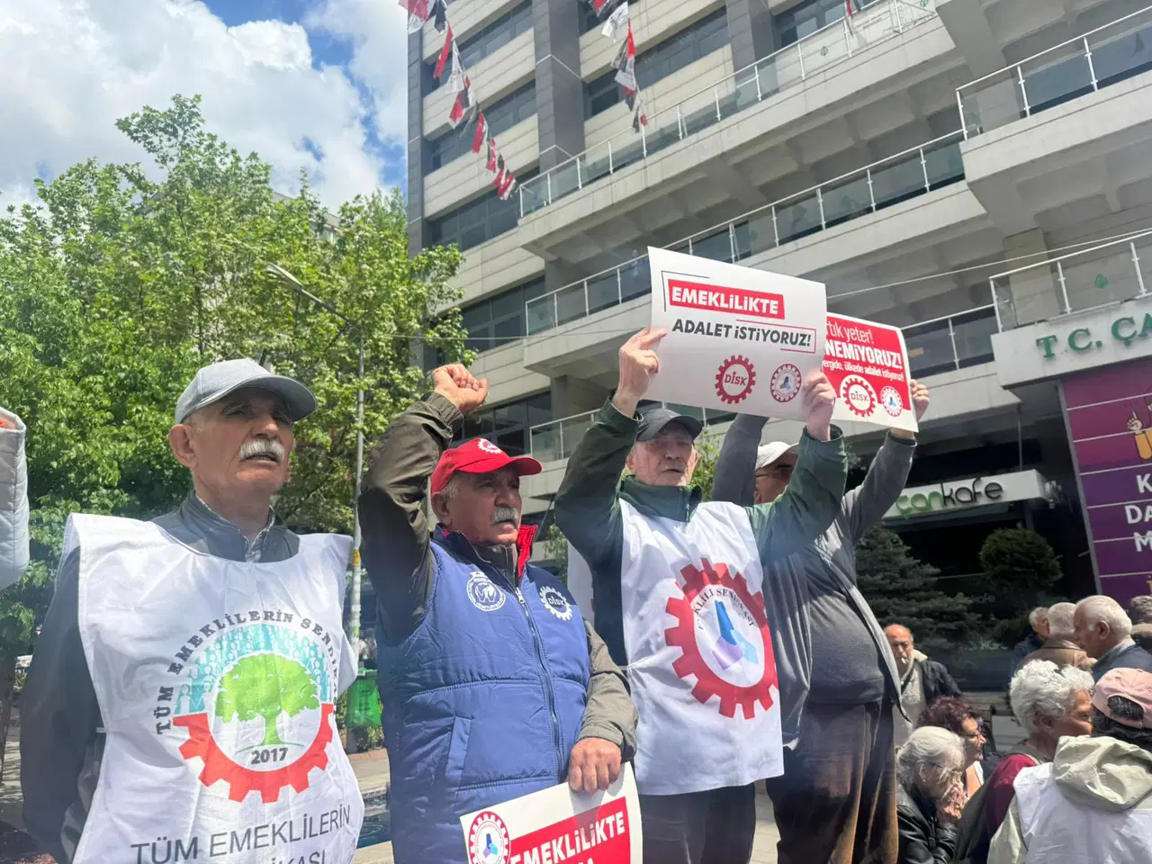 "Sadaka değil, hakkımızı istiyoruz"