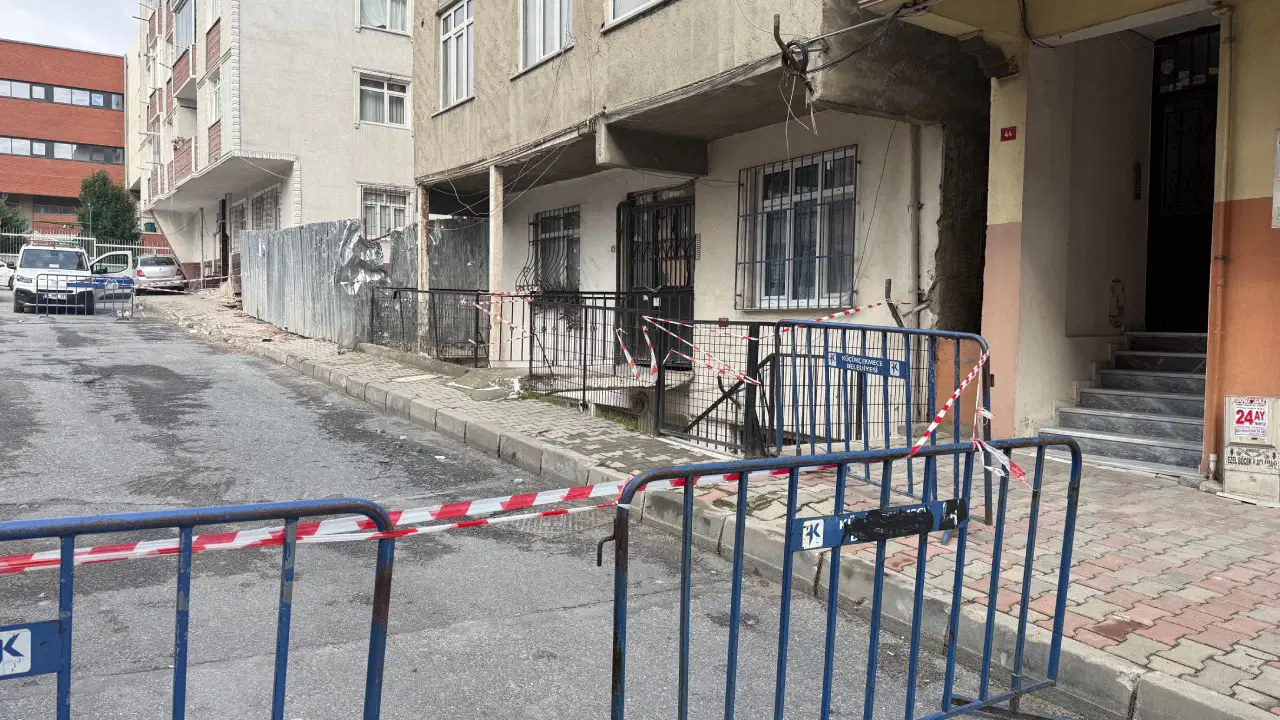 İstanbul Küçükçekmece'de 14 daireli binada çatlak paniği: Apartman tahliye edilip mühürlendi