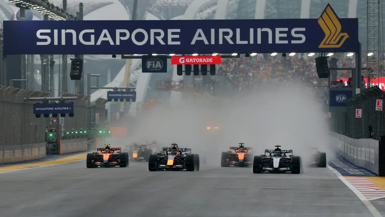 Singapur'da kaza dolu yarış: Sprint yarışında kazanan Verstappen 